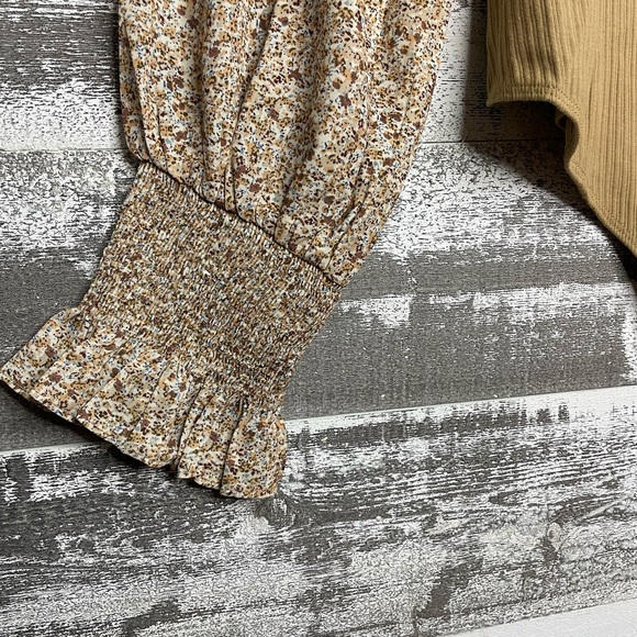 Elegant Beige Floral Sleeve Bodysuit - Picture 6 of 11